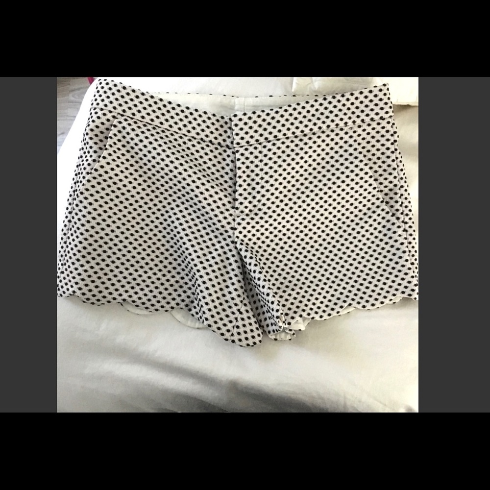 NWOT Club Monaco size 0 scalloped shorts